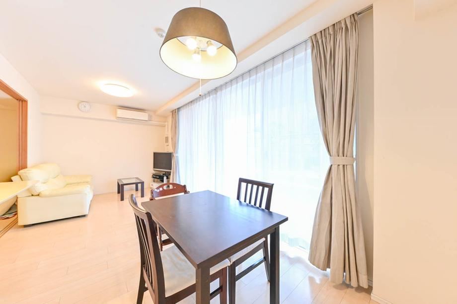 Bright 3LDK Apartment with High Ceilings in Tsurumi - Photo 1