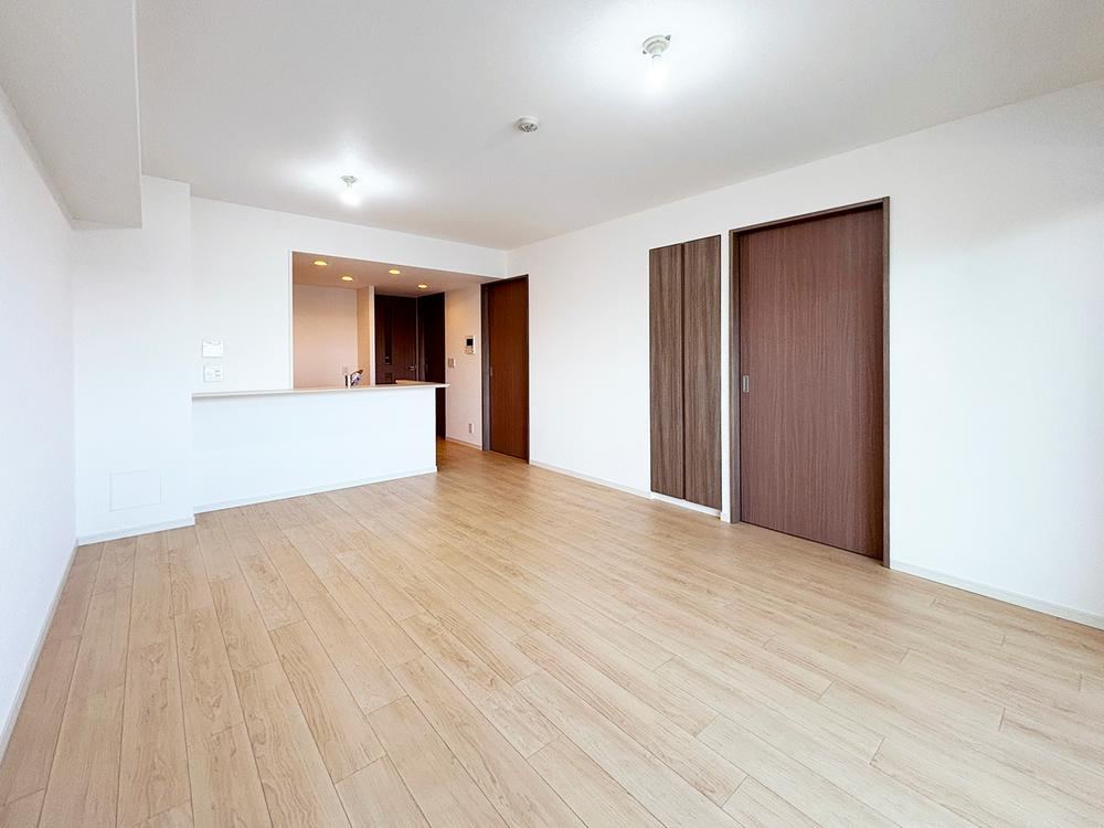 Newly Renovated 4LDK Apartment in Shinozaki - Photo 1