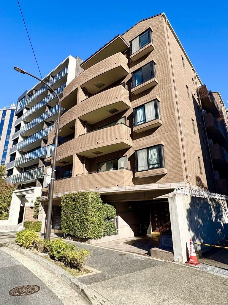 2LDK+S apartment in Minato Ward, Tokyo - Photo 1