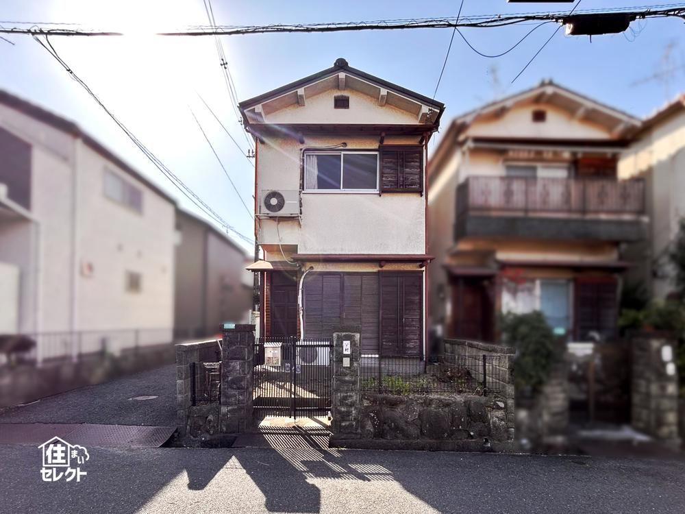 Flat Land with Older House Ideal for Redevelopment in Hirakata - Photo 1