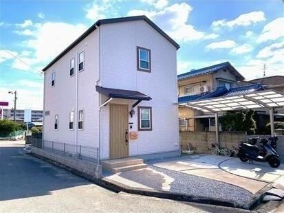 Comfortable Home with Fir Wood Flooring in Matsuyama - Photo 1