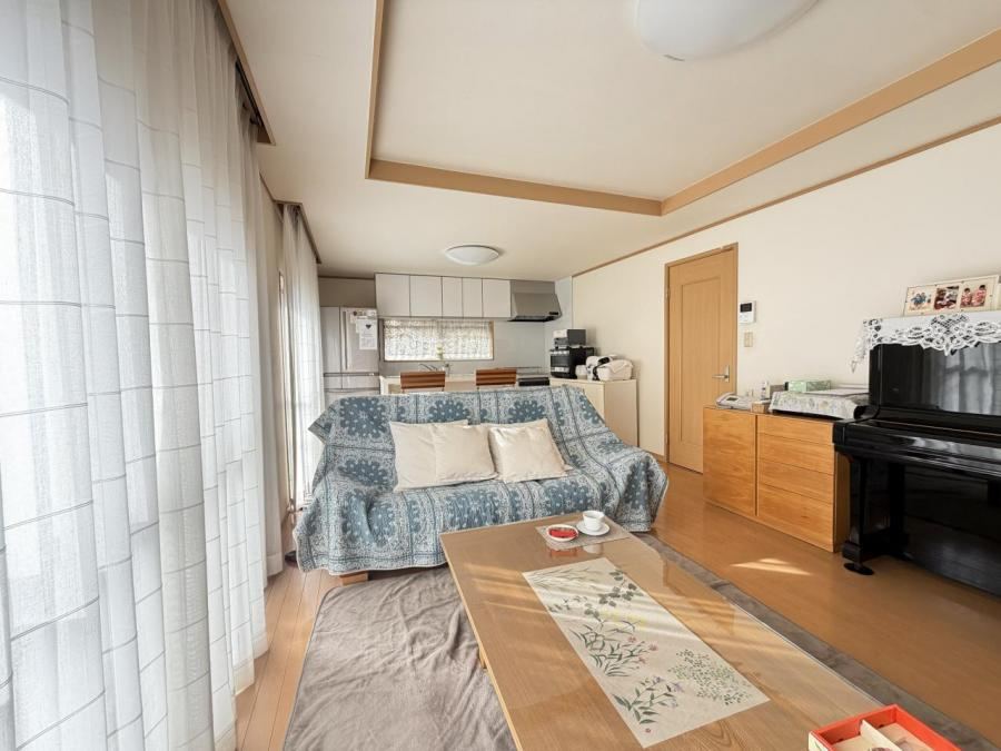 Spacious 4SLDK on Corner Lot in Hirakata - Photo 1