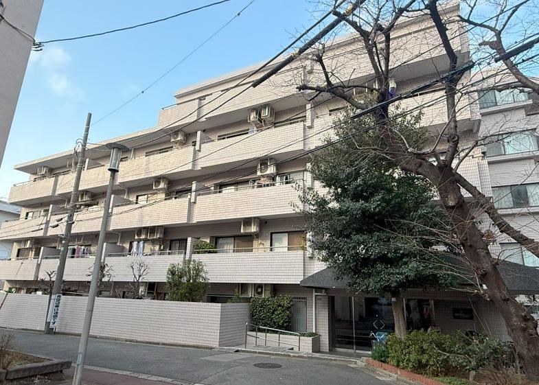 Sunny 3LDK Apartment with Immediate Availability - Photo 1