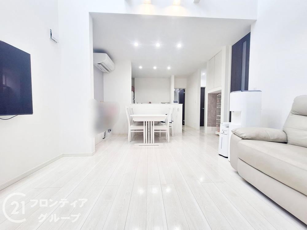 Modern 3LDK Home with Solar Panels in Himeji - Photo 1