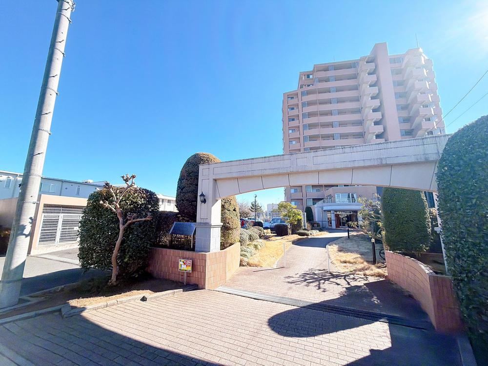 Renovated 4LDK Apartment with Pet-Friendly Options in Okegawa - Photo 1