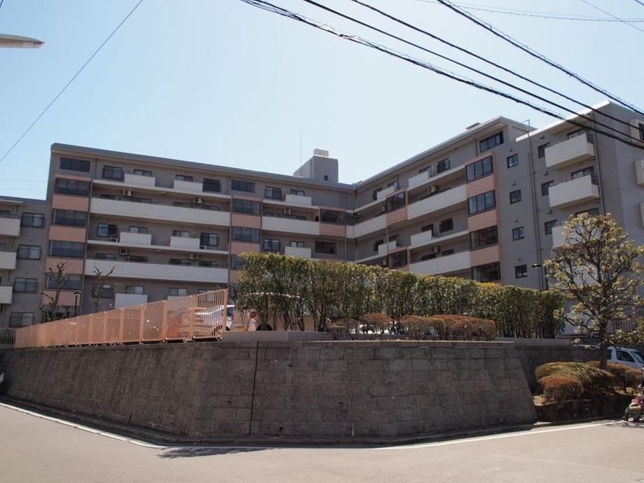 Spacious 4LDK Apartment Near Eda Station - Photo 1