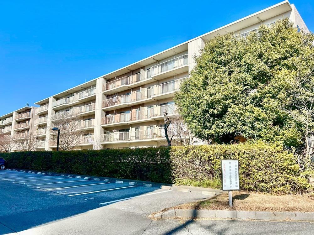 Spacious 4LDK Apartment with Park Access - Photo 1