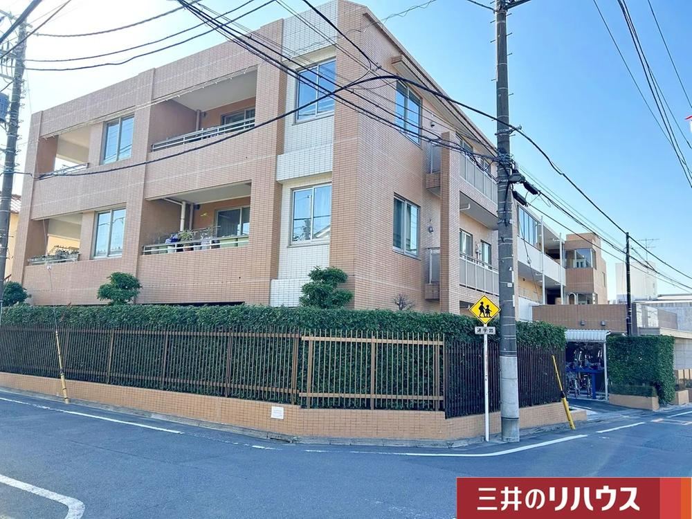 Spacious 3LDK Apartment in Chihaya - Photo 1