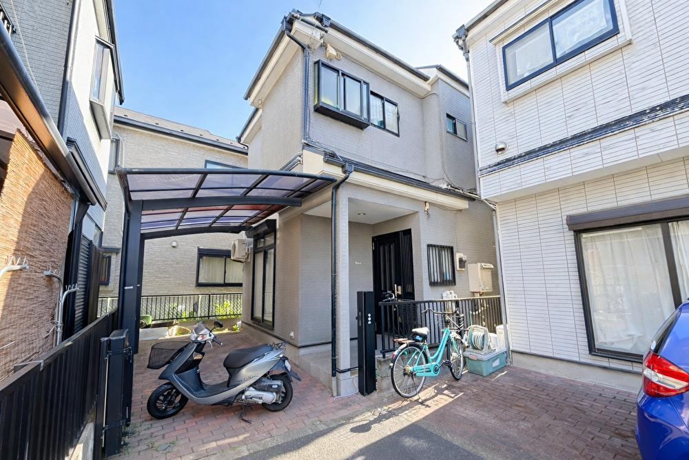 Spacious 4LDK Home Near Takenotsuka Station - Photo 1