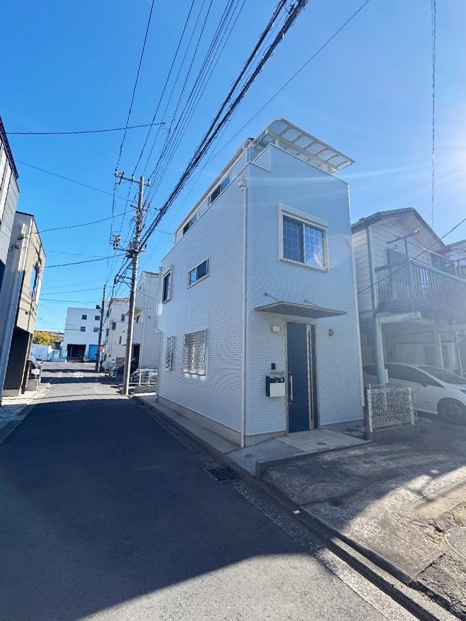 Modern 2LDK Home in Tsunashima with Parking - Photo 1