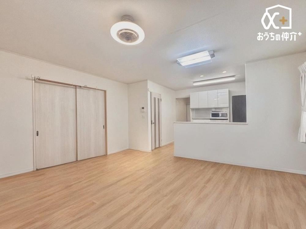 Modern 4LDK Home with Parking for 3 Cars - Photo 1