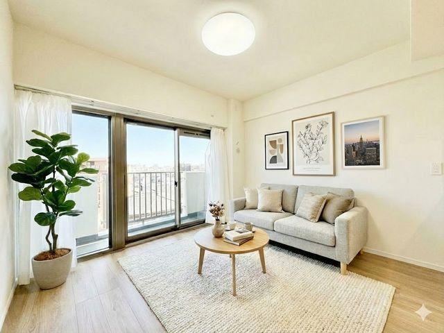 Convenient 1LDK Apartment with Supermarket Below - Photo 1