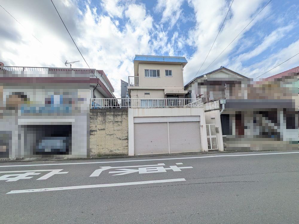 Spacious 5K House with Ample Parking - Photo 1