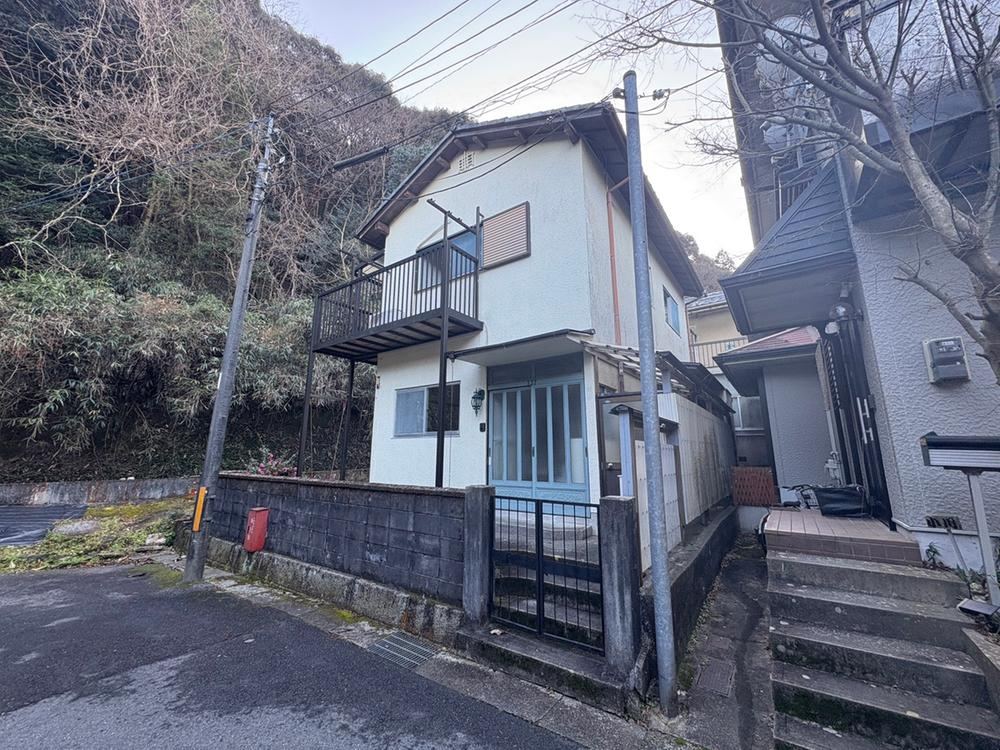 Recently Renovated 3DK Home in Ozeki-cho - Photo 1