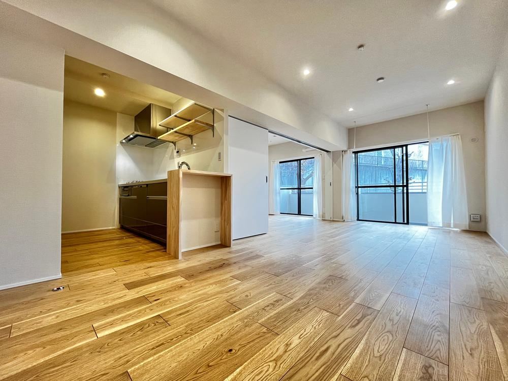 Spacious 3LDK Apartment with Full Renovation - Photo 1