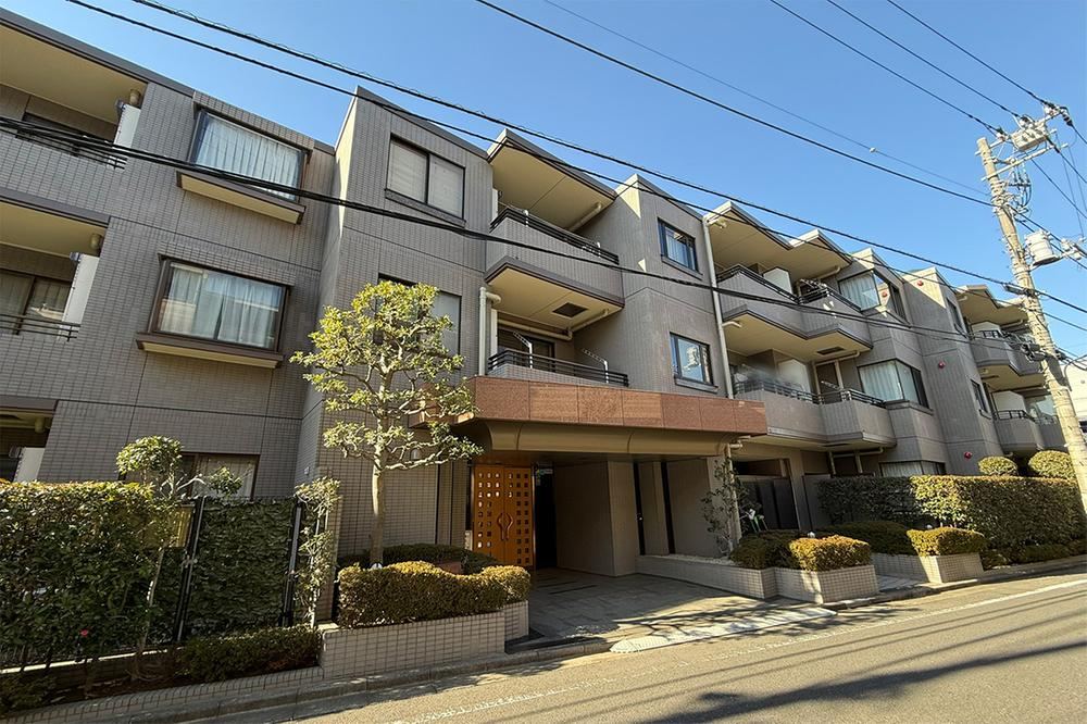 Spacious 2LDK with Private Garden in Mejiro - Photo 1
