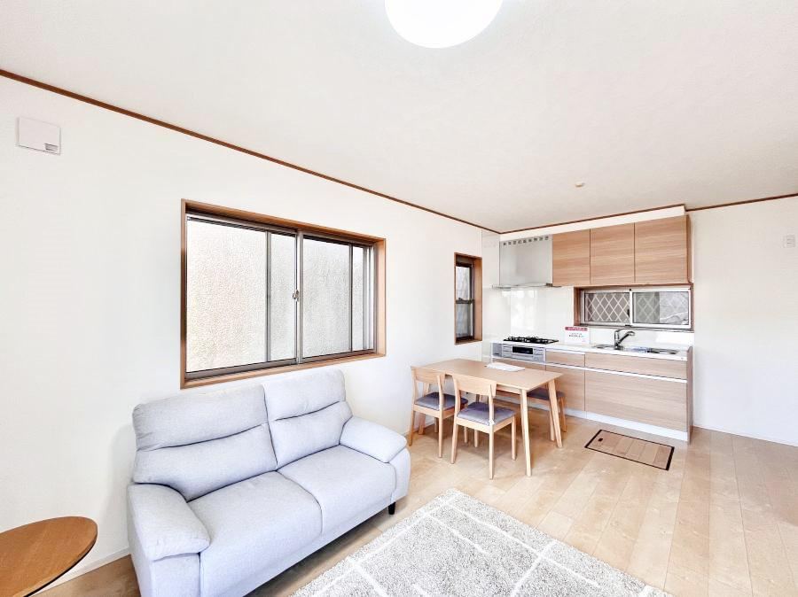 Immediate Occupancy 2LDK House with Modern Features - Photo 1