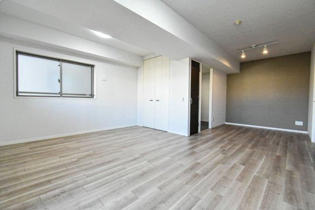 Pet-Friendly 2LDK Apartment with Renovation - Photo 1