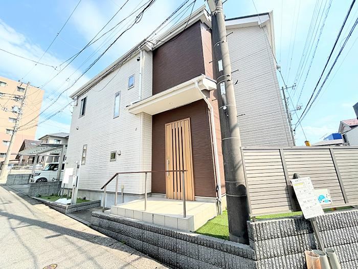 Light-Filled 4LDK Corner Lot Home - Photo 1