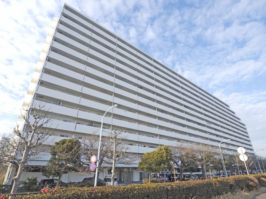 Spacious 2LDK Apartment in Minamikasai - Photo 1