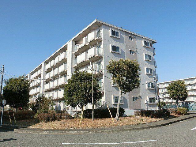 Spacious 4LDK Riverside Apartment in Atsugi - Photo 1