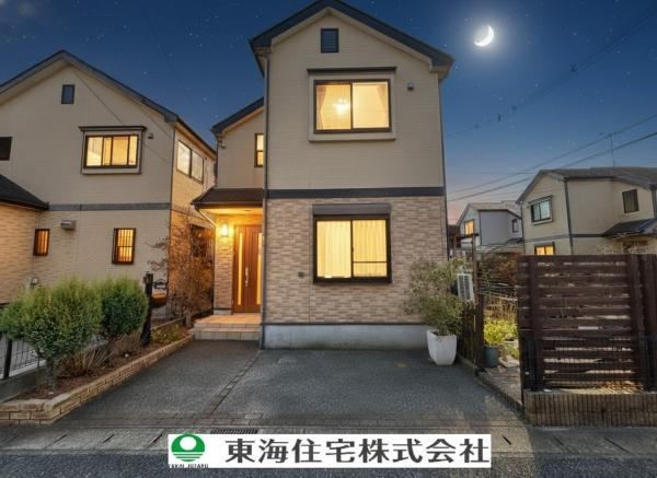 Bright 4LDK Home with Spacious Living Room - Photo 1