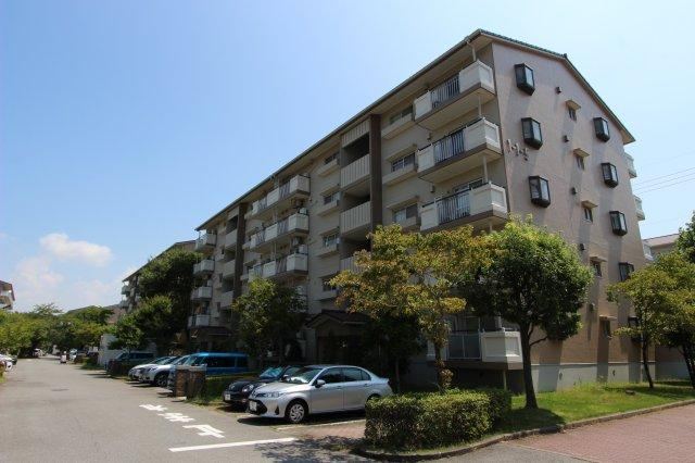 Top Floor 4LDK Apartment with Dual Balconies - Photo 1