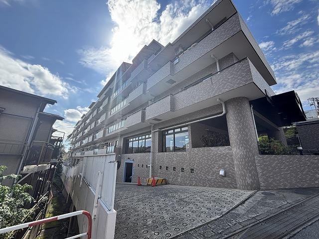 Bright 3LDK Apartment Undergoing Renovation in Nakashinjuku - Photo 1