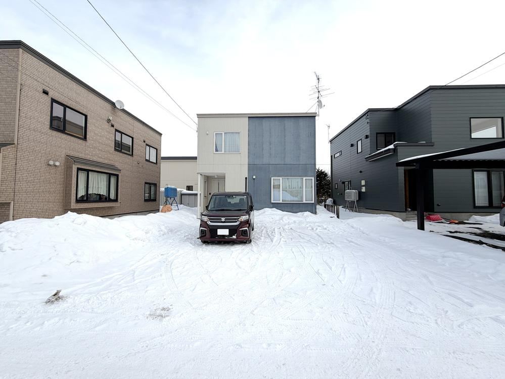 Modern 5LDK Home Near F Village in Kitahiroshima - Photo 1