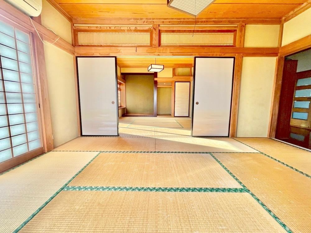 Spacious 4LDK House with Large Lot in Takada - Photo 1