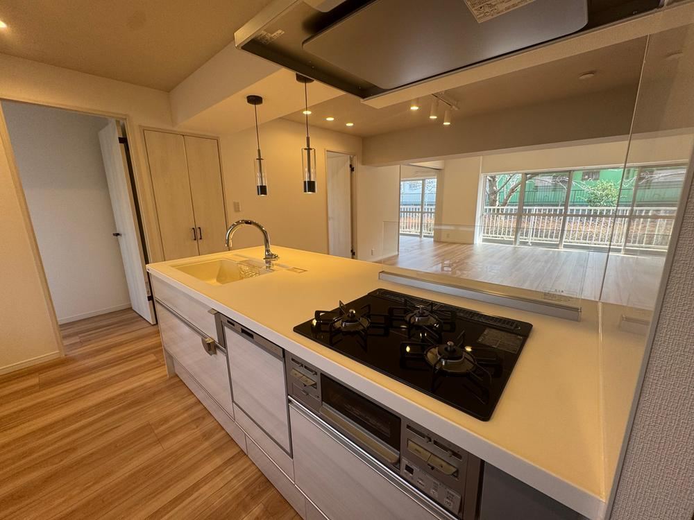 Fully Renovated 4LDK Apartment in Ooi - Photo 1