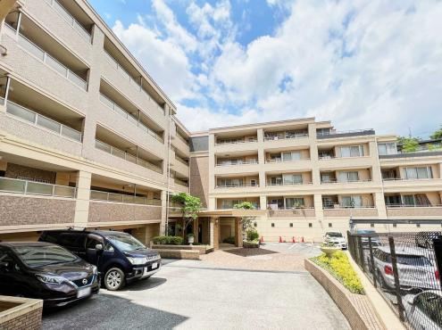 Spacious 4LDK Top Floor Corner Apartment - Photo 1