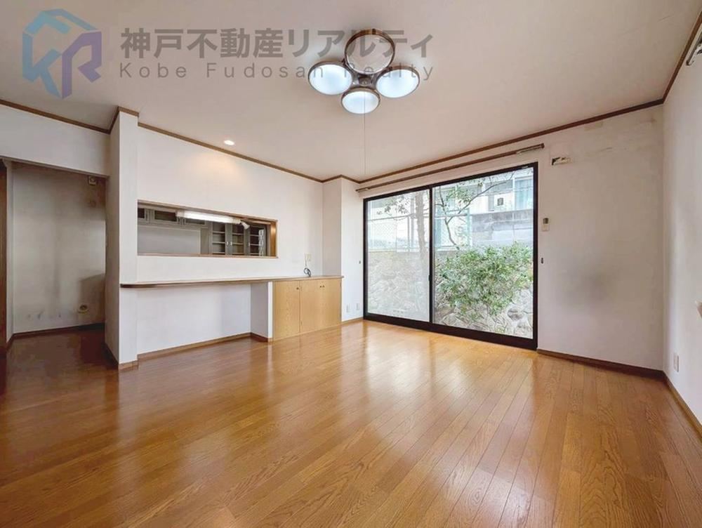 5LDK Detached House with Modern Amenities in Nishinada, Kobe - Photo 1