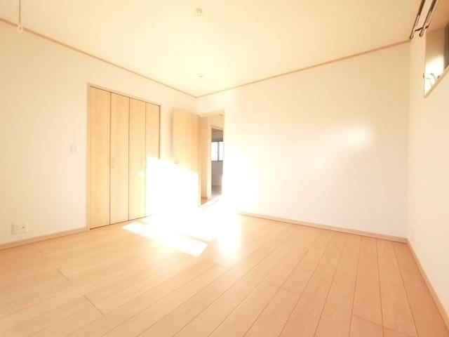Commercial Building for Rent in Okegawa - Photo 1