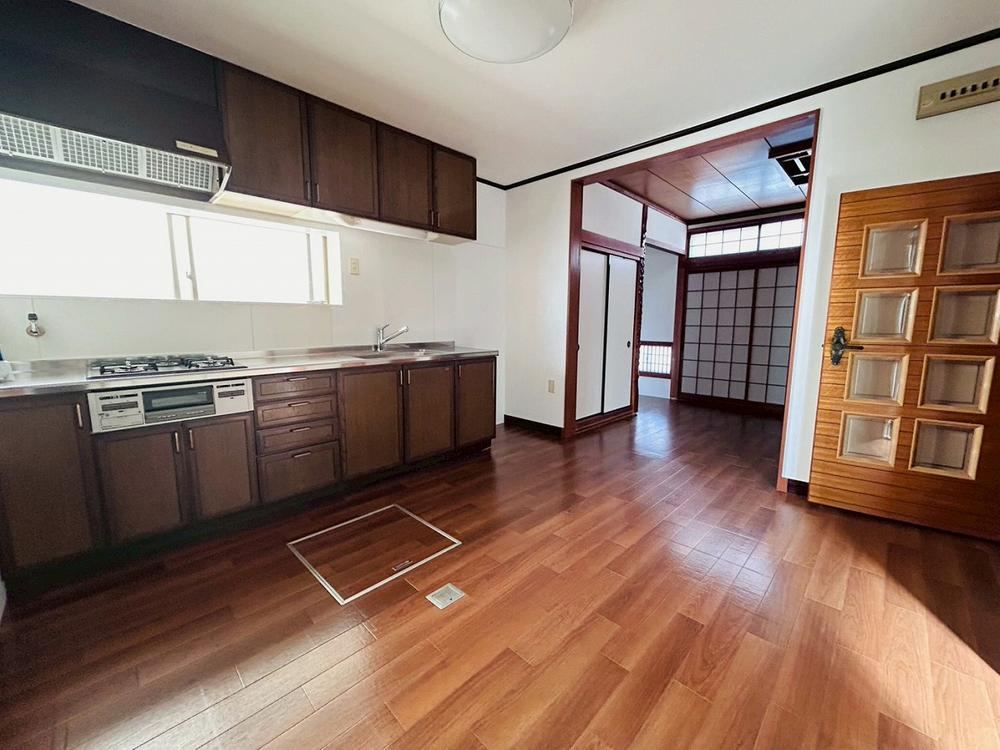 Renovated 4LDK House with Carport in Kishiwada - Photo 1
