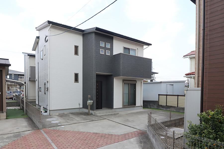 Spacious 3LDK Home with Convenient Entrance in Oita City - Photo 1
