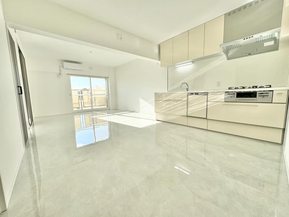 Renovated 3LDK Apartment with Scenic Views - Photo 1