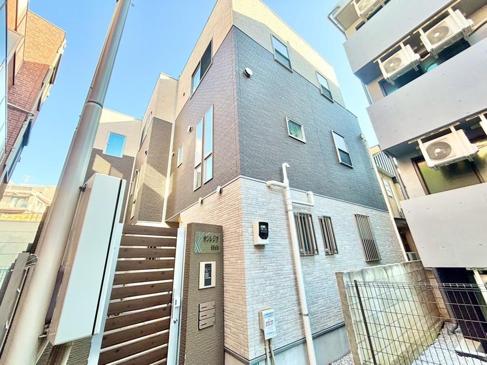 Spacious 2LDK+S Townhouse in Takada, Tokyo - Photo 1