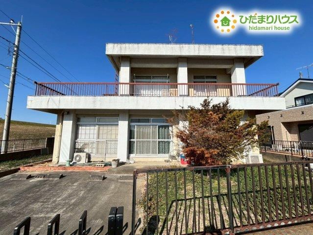 Spacious 5K House with Parking for Two Cars - Photo 1