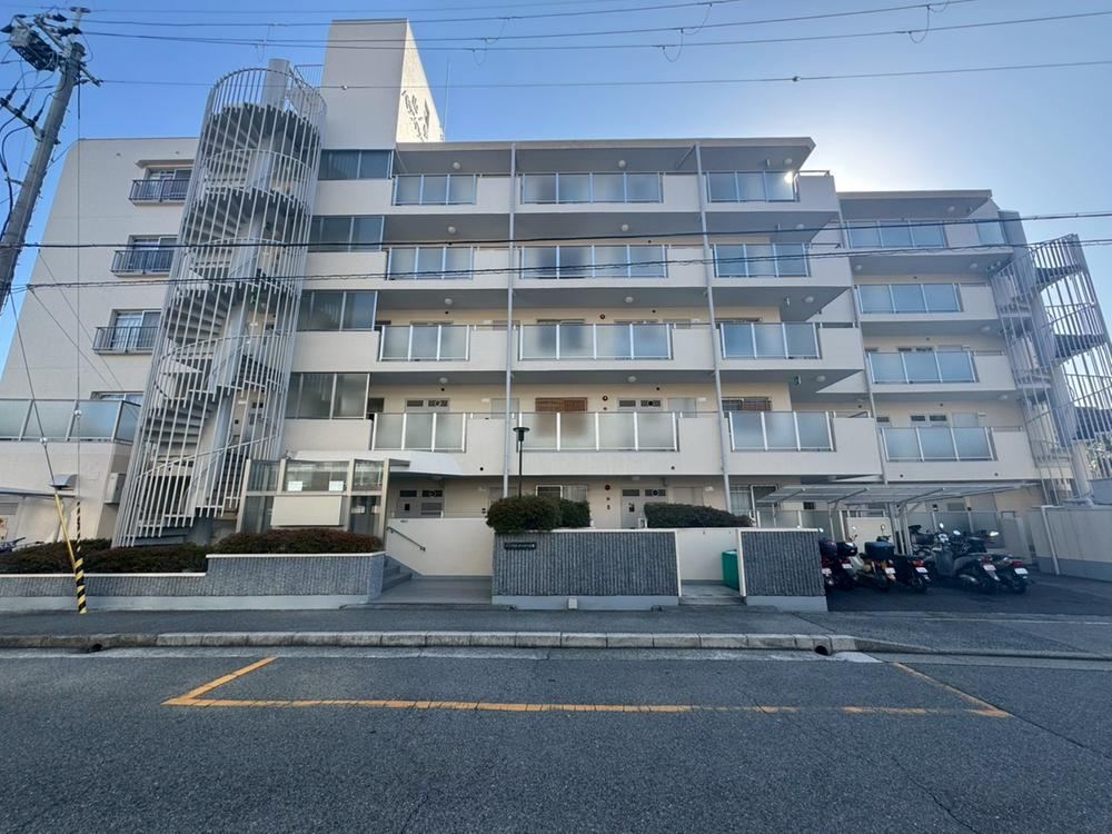 3LDK apartment in Nishinomiya, Hyogo - Photo 1