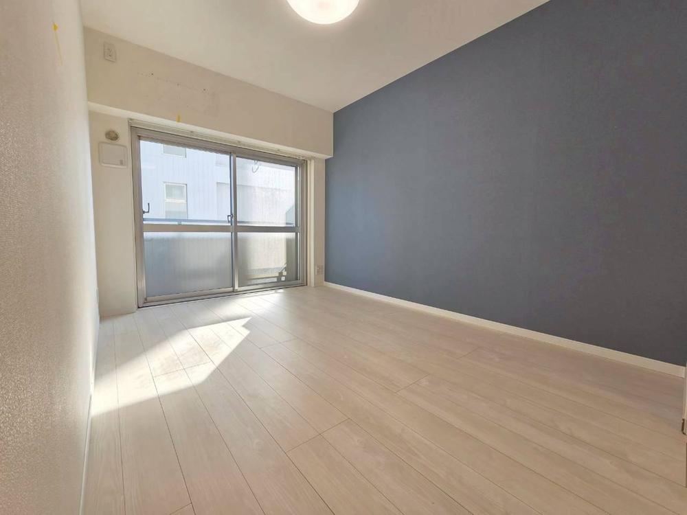 Bright 2LDK Apartment with Pet-Friendly Policy - Photo 1