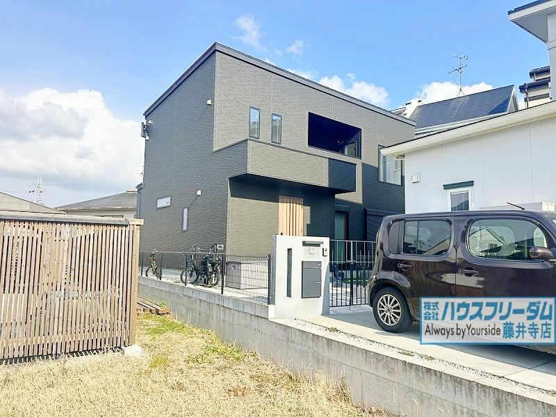 Modern 3LDK House with Spacious Living Area - Photo 1