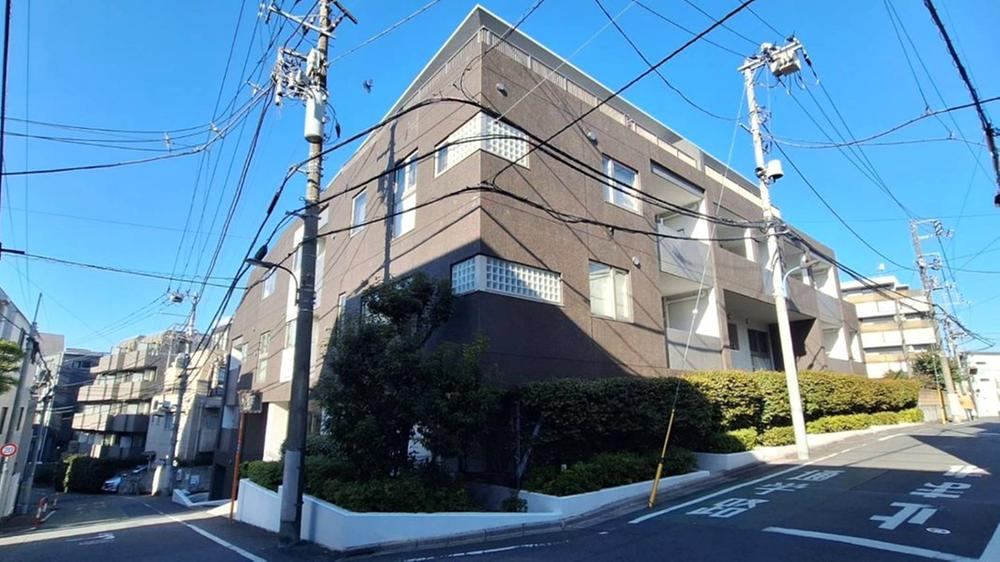 2LDK apartment in Shinjuku Ward, Tokyo - Photo 1