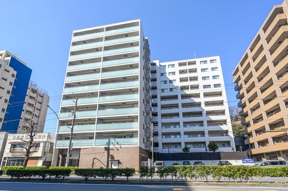 Modern Apartment with Hotel-Like Exterior Near Yokohama Station - Photo 1