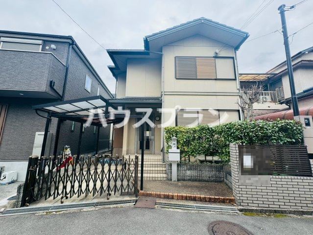 Spacious 4LDK House with Carport in Hirakata - Photo 1