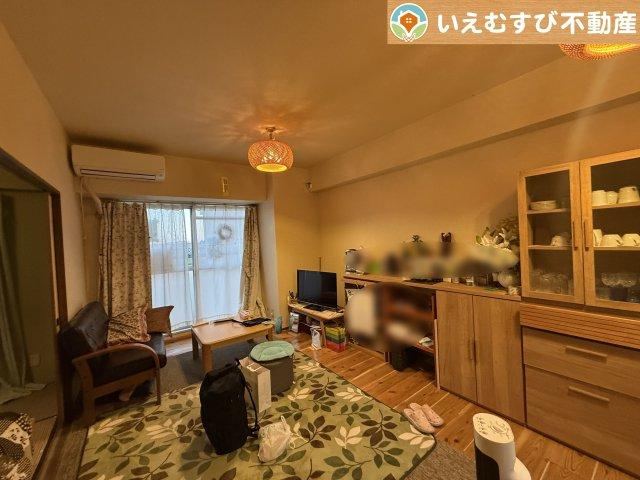 Convenient 3LDK Apartment with Ample Storage - Photo 1