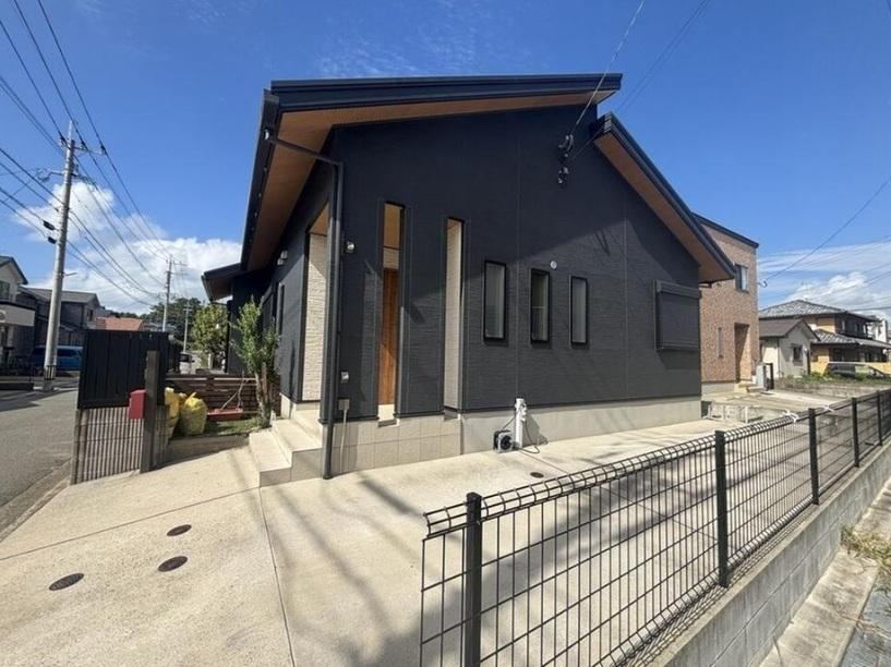 Modern 4LDK Bungalow with Solar Power in Koga - Photo 1