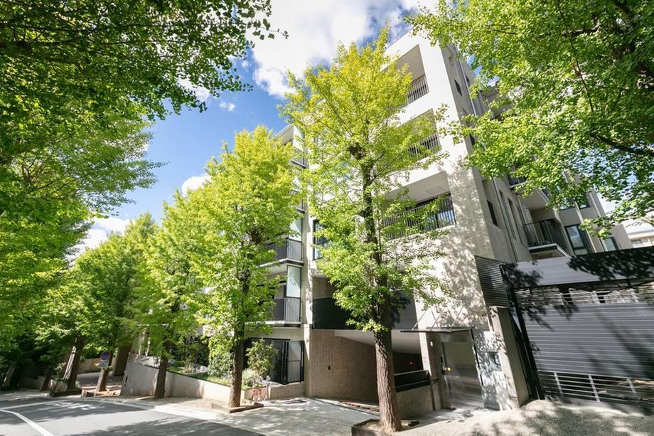 2LDK apartment in Minato Ward, Tokyo - Photo 1