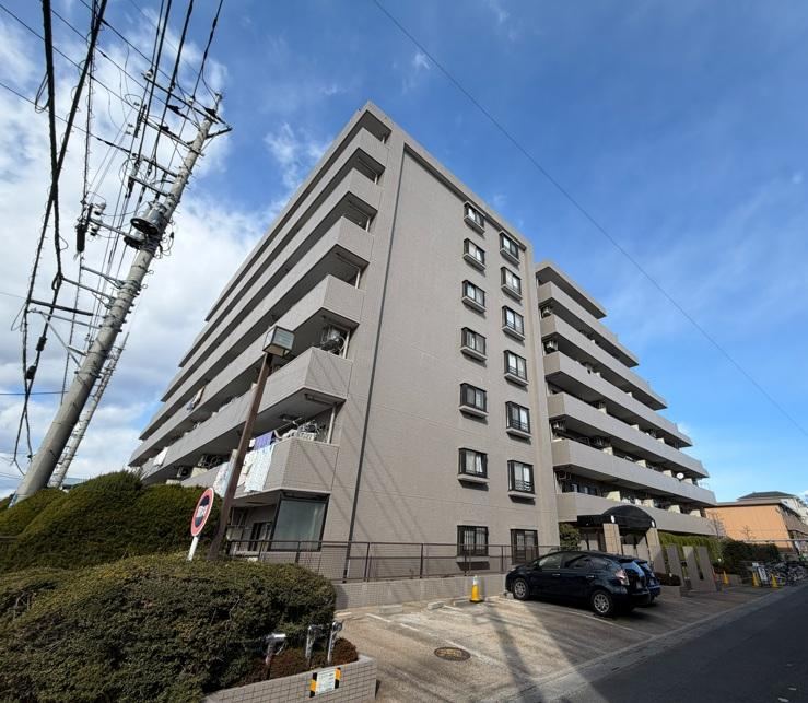 Scenic 2LDK Apartment with Mountain Views in Shiki - Photo 1