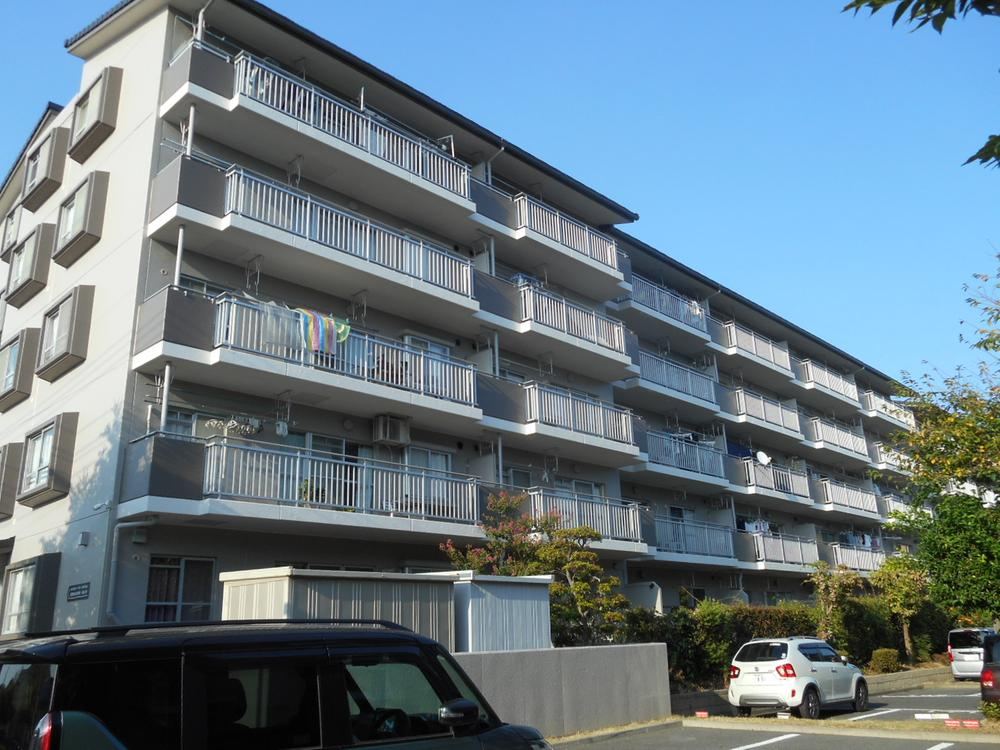 Spacious 2LDK Apartment Near Higashi-Washimiya Station - Photo 1